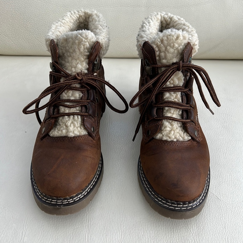 Boots 7M women lace up